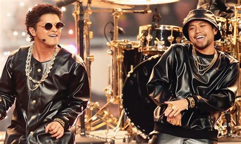 Bruno Mars' Choreographer Teaches Iñigo Pascual .